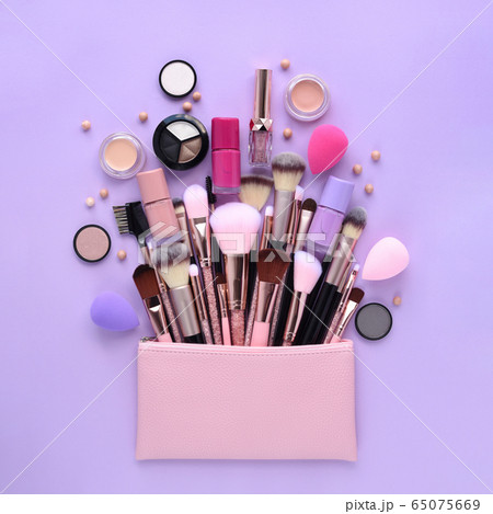 A pink cosmetics bag with professional brushes 65075669