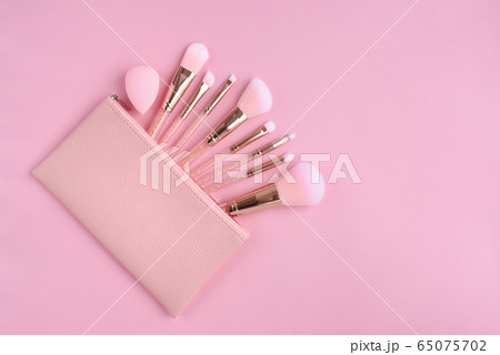 Set of essential professional make-up brushes 65075702