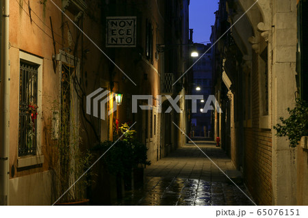夜のヴェネチアの裏路地 65076151