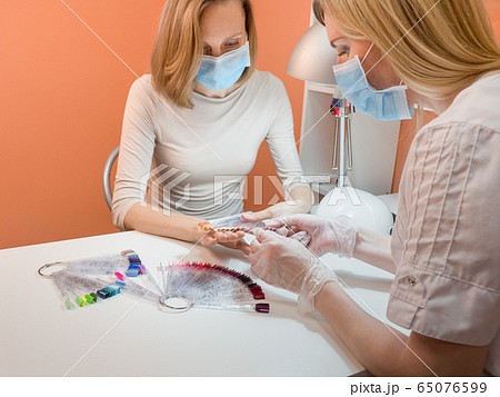 The manicure process, Work in a medical mask 65076599