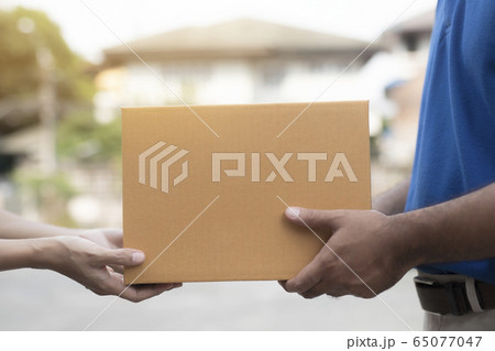 Woman hand accepting a delivery boxes of paper containers from deliveryman,Delivery concept. 65077047