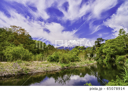 （山梨県）忍野・新名庄川と富士山 65078914