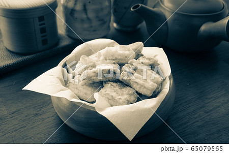 おかき　揚げおかき　米菓　煎餅　お菓子　おやつ　揚げもち 65079565