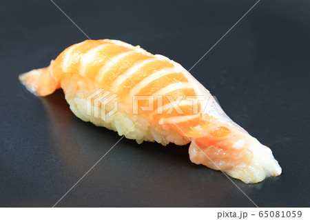 おいしい生サーモン握り 65081059