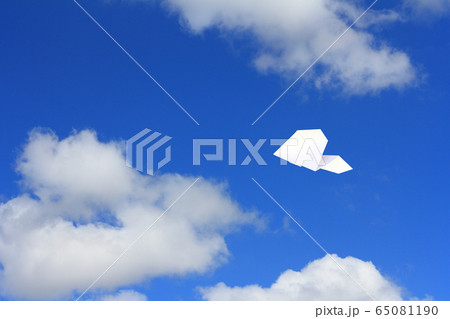 大空を飛ぶ紙ヒコーキ 大空を飛ぶ紙ヒコーキ 65081190