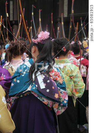 京都・三十三間堂・通し矢（大的大会）晴れ着姿の新成人が弓を持って集まります。 65081915