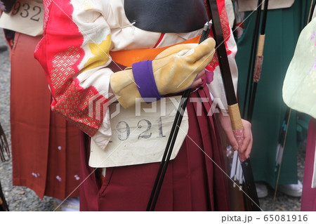 京都・三十三間堂・通し矢（大的大会）晴れ着姿の新成人が弓を持って集まります。 65081916
