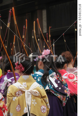 京都・三十三間堂・通し矢（大的大会）晴れ着姿の新成人が弓を持って集まります。 65081918