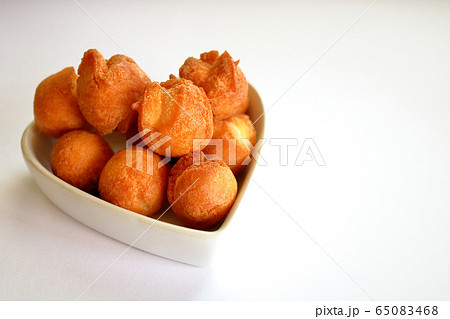 愛情こもったサーターアンダーギー。ハートの器。コピースペース右にあり。 65083468