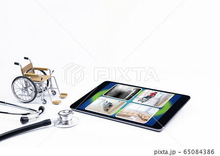 車椅子　聴診器　介護施設イメージ 65084386