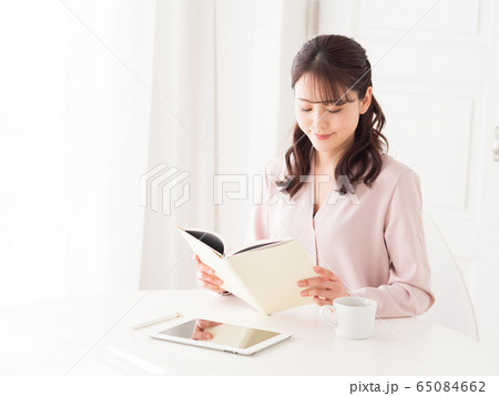 読書 若い女性 読書 若い女性 65084662