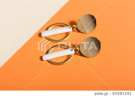 Women's Jewelry. Trendy jewelry on coloured background. Flat lay, top view. 65085391