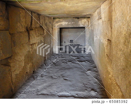 宝塔山古墳の羨道から玄室を見る 65085392