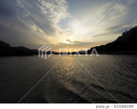 台湾・日月潭の夕暮れ Sun Moon Lake at dusk, Nantou, Taiwan 65086099