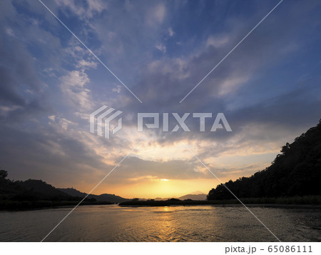 台湾・日月潭の夕暮れ Sun Moon Lake at dusk, Nantou, Taiwan 65086111