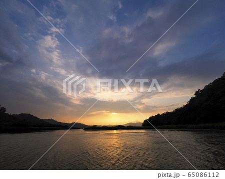 台湾・日月潭の夕暮れ Sun Moon Lake at dusk, Nantou, Taiwan 65086112