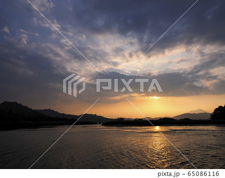 台湾・日月潭の夕暮れ Sun Moon Lake at dusk, Nantou, Taiwan 65086116