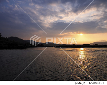 台湾・日月潭の夕暮れ Sun Moon Lake at dusk, Nantou, Taiwan 台湾・日月潭の夕暮れ Sun Moon Lake at dusk, Nantou, Taiwan 65086124