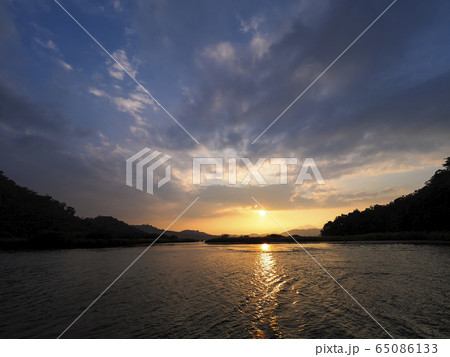 台湾・日月潭の夕暮れ Sun Moon Lake at dusk, Nantou, Taiwan 65086133