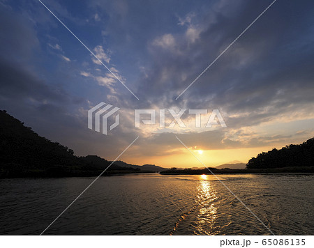 台湾・日月潭の夕暮れ Sun Moon Lake at dusk, Nantou, Taiwan 65086135