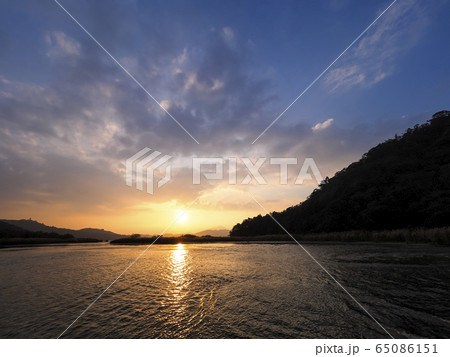 台湾・日月潭の夕暮れ Sun Moon Lake at dusk, Nantou, Taiwan 65086151