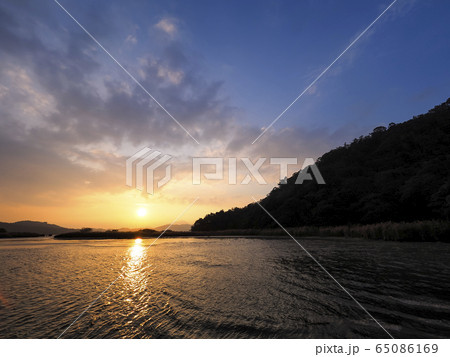 台湾・日月潭の夕暮れ Sun Moon Lake at dusk, Nantou, Taiwan 65086169