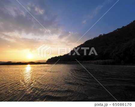 台湾・日月潭の夕暮れ Sun Moon Lake at dusk, Nantou, Taiwan 65086170