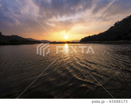 台湾・日月潭の夕暮れ Sun Moon Lake at dusk, Nantou, Taiwan 台湾・日月潭の夕暮れ Sun Moon Lake at dusk, Nantou, Taiwan 65086173