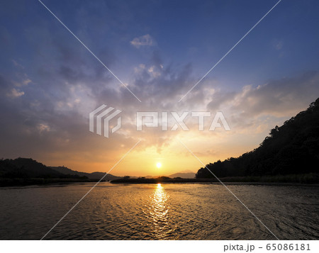 台湾・日月潭の夕暮れ Sun Moon Lake at dusk, Nantou, Taiwan 65086181