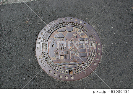 ノルウェー第2の都市ベルゲンの旧市街世界遺産のブリッゲンの倉庫街からフロイエン山登山道のマンホール ノルウェー第2の都市ベルゲンの旧市街世界遺産のブリッゲンの倉庫街からフロイエン山登山道のマンホール 65086454