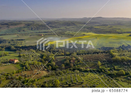 Aerial view tuscan countryside 65088774