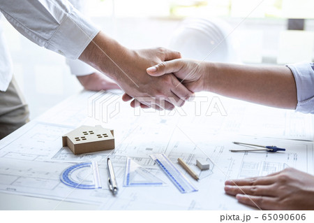 Handshake of collaboration, Construction 65090606