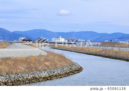 みちのく潮風トレイル　北上運河にかかる浜須賀橋のかなたに石巻市街地を望む 65091138