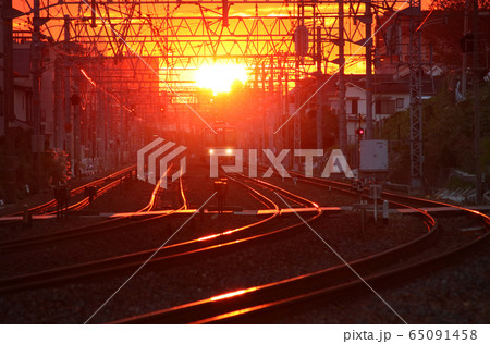 夕暮れの線路 65091458