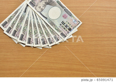 【一律10万円!! 給付金の支給イメージ】新型コロナウイルス感染症対策。緊急事態宣言の補助金支給 65091471