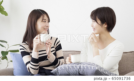 女性　友達 65091736