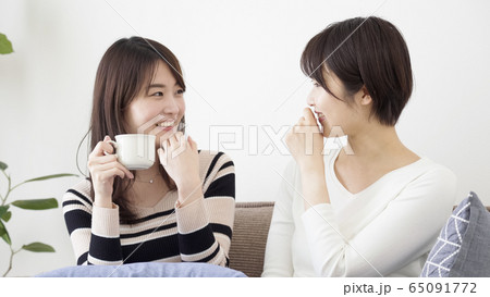 女性　友達 65091772