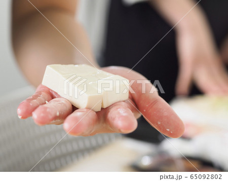 手の平で賽の目に切った豆腐 手の平で賽の目に切った豆腐 65092802