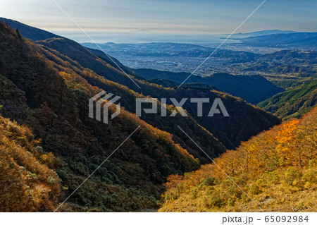 丹沢表尾根から見る紅葉の山並みと小田原 秦野市街の写真素材
