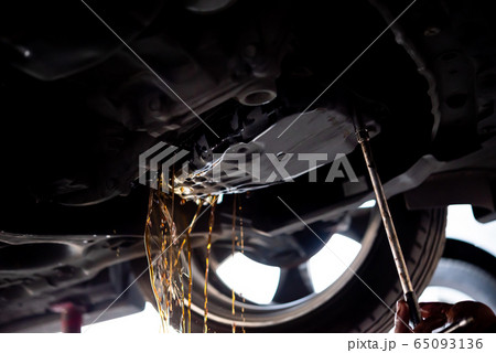 Car mechanic drain automatic transmission fluid 65093136