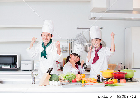 シェフ　コック　料理教室　料理　家族　親子　子供　キッチン 65093752