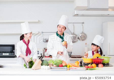 シェフ コック 料理教室 料理 家族 親子 子供 キッチン シェフ コック 料理教室 料理 家族 親子 子供 キッチン 65093754