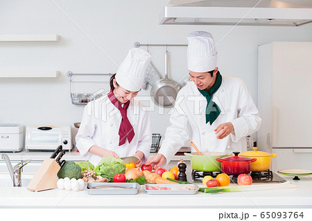 シェフ　コック　料理教室　料理　キッチン 65093764
