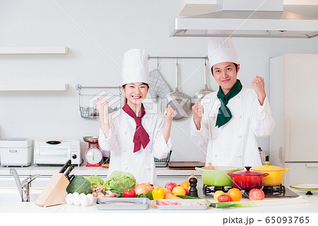シェフ コック 料理教室 料理 キッチンの写真素材 65093765 Pixta