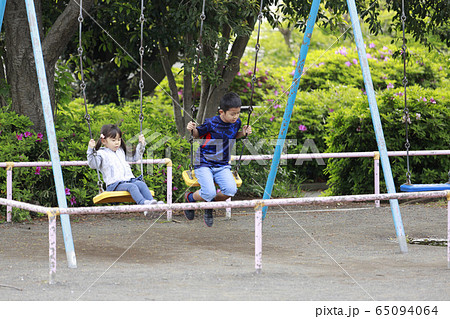 ブランコで遊ぶ兄妹(10歳と5歳) ブランコで遊ぶ兄妹(10歳と5歳) 65094064