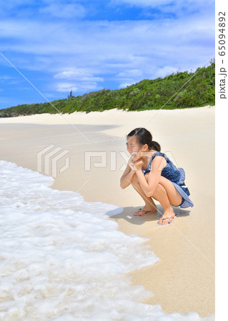 ビーチで笑う女の子(沖縄 宮古島 長間浜) ビーチで笑う女の子(沖縄 宮古島 長間浜) 65094892