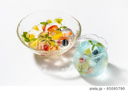 アジア風ゼリーボール Beautiful Cold Jelly Fruit Ballsの写真素材