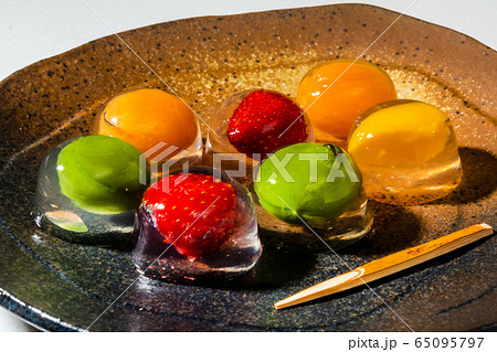 アジア風ゼリーボール Beautiful Cold Jelly Fruit Ballsの写真素材