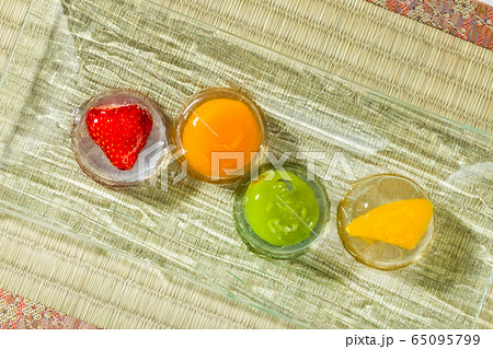 アジア風ゼリーボール　Beautiful cold jelly fruit balls 65095799