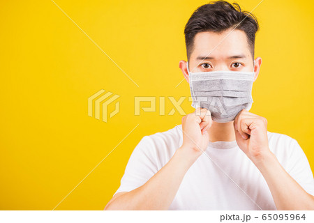 Man wearing face mask protective against 65095964
